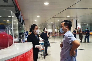 Hành khách sốt ruột chờ TP Đà Nẵng tiếp nhận chuyến bay