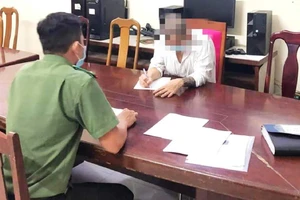 Bị xử phạt vì mặc đồ công an chụp hình đăng lên mạng 