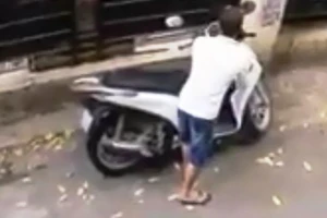 Mất xe SH khi dừng lại tìm chiếc khuyên tai