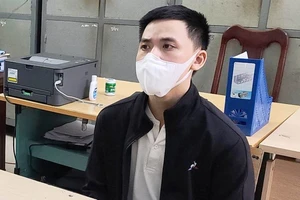 Đang ngồi ăn sáng thì bị giật ví 