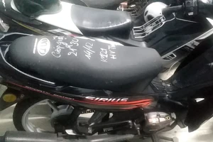 Vợ bị giật túi xách, chồng truy đuổi tông ngã tên cướp