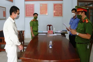 Nhân viên siêu thị điện máy làm giả con dấu chiếm đoạt 350 triệu đồng