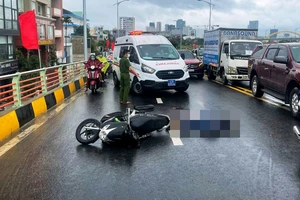 Người đàn ông trượt ngã trên cầu bị xe tải cán tử vong