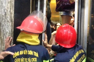 8 người mắc kẹt trong thang máy hơn 30 phút