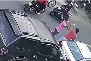 Người đàn ông chạy ô tô tông xe đang đậu còn đánh nạn nhân