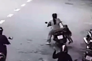 Bé trai vặn tay ga khiến xe lao vào ô tô, 2 mẹ con bị thương