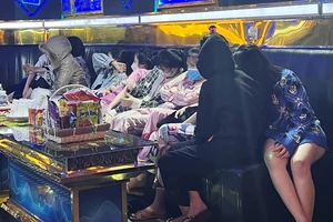 Hàng chục cô gái dương tính ma túy trong quán karaoke Ruby