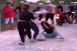 Phát hiện chồng đi cùng cô gái 22 tuổi vào khách sạn