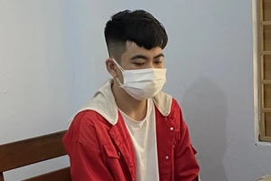 Cầm iPhone chơi game thua sạch, quay lại tiệm cầm đồ giật lại