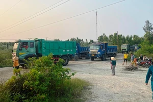 Dân chặn xe vào mỏ vì doanh nghiệp khai thác đá ngừng hỗ trợ