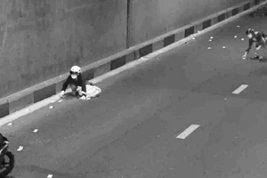 10 triệu đồng bị rớt bay tứ tung, nhiều người đi đường dừng lại nhặt giúp