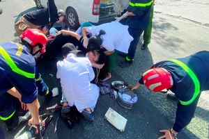 Giải cứu cô gái kẹt vào xe máy do bị cuốn áo chống nắng