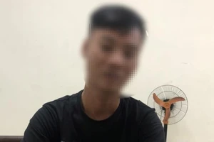 Đà Nẵng: Nam thanh niên đánh giày ‘chặt chém’ 400.000 đồng/đôi