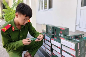 Chở 200 bình xịt hơi cay đi tiêu thụ thì bị cảnh sát phát hiện