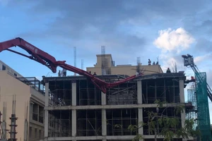 Đà Nẵng: Sập cần cẩu bơm bê tông tại công trình, 3 người thương vong