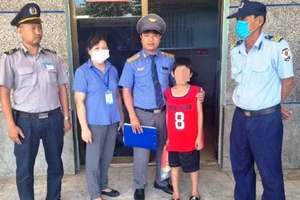 Bé trai 10 tuổi không có người thân trên tàu hỏa, nghi bị bắt cóc