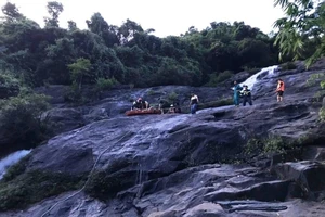 1 Việt kiều trượt chân xuống thác khi chụp ảnh, tử vong