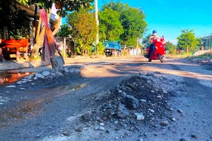 Đà Nẵng: Đường kiểu mẫu ở khu dân cư bị xe ben làm hư hỏng
