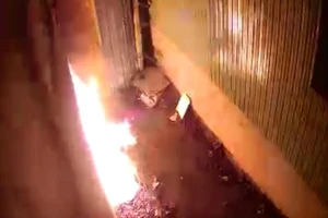 Người phụ nữ hoảng hốt phát hiện nhà bị phóng hỏa lúc nửa đêm