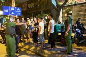 Đuổi đánh vợ vì đang nhậu với bạn mà đến quán cằn nhằn