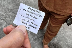 Dán giấy, nhỏ keo 502 lên ổ khóa nhà dân để 'đề nghị' đăng ký kênh YouTube