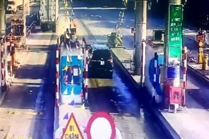 Xe ô tô tông barie trạm thu phí cao tốc Đà Nẵng - Quảng Ngãi