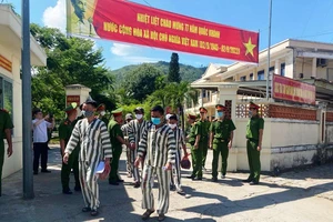 Đà Nẵng: 11 phạm nhân vui mừng đoàn tụ với gia đình trong ngày đặc xá