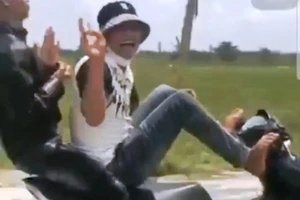 Đăng clip chạy xe bằng 2 chân lên mạng, bị phạt 10 triệu đồng