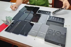 Bắt 5 người trú mưa trong siêu thị Điện Máy Xanh trộm 130 điện thoại