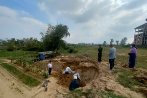 Cuốc đất trồng rau, hoảng hốt phát hiện bộ xương người 