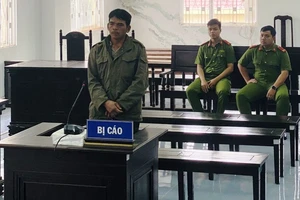 Người đàn ông đuổi đánh từ thẩm phán tới cán bộ thẩm định