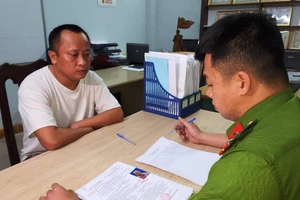 Bắt người đàn ông ép con nợ lên ô tô đánh đập để đòi tiền