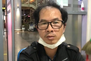 Nhân viên sân bay đập kính ô tô đậu trong bãi trộm túi xách