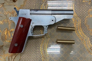 Súng cùng 2 viên đạn trong kiện hàng gửi đường hàng không 