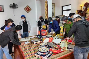 Hai mẹ con cầm đầu đường dây cho cả xóm bán ma túy 