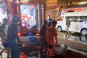 Cứu kịp 2 vợ chồng kẹt trong căn nhà đang cháy