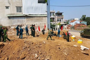 Phát hiện nhiều đầu đạn pháo 105 ly khi đào móng nhà