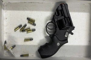 Phát hiện súng, đạn trong kiện hàng chuẩn bị gửi lên máy bay