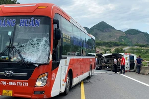Xe khách tông xe rước dâu trên cao tốc: 6 người thương vong