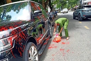 Xe Range Rover của chủ công ty bất động sản bị tạt sơn