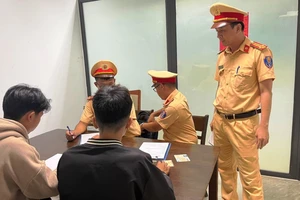 Nhóm thanh niên chuyên chạy xe máy dẫn đường cho xe cứu thương bị CSGT xử phạt