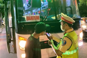 Đà Nẵng: CSGT phát hiện tài xế ‘đập đá’ trước khi chạy xe