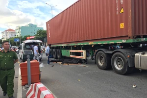 Va chạm với xe container, 3 người trong gia đình thương vong