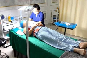 Nhân viên dọn dẹp tại thẩm mỹ viện phẫu thuật căng da mặt cho khách 