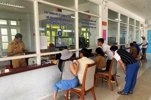Dân gặp khó trong việc đăng ký biển số định danh theo thông tư mới