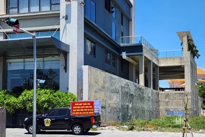 Phát hiện thi thể nghi là người nước ngoài cạnh khách sạn 