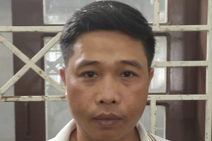 Bắt tài xế lái xe múc lừa người dân làm sổ đỏ 