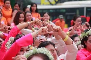 Xúc động lễ cưới của 50 cặp đôi ngồi xe lăn ở TP.HCM