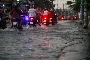 TP.HCM ngập sâu chiều cuối tuần vì triều cường dâng cao