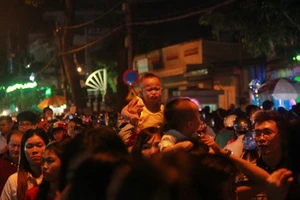 Đường Sài Gòn kẹt cứng đêm Noel, trẻ em hơi bị mệt